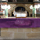 Altar mit violettem Parament (Foto Kurt Wartenberg)