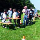 "Run für Nature" 2010 des FSV Bad Friedrichshall zugunsten des NABU. Organisator: Olaf Hilmer (sitzend) verteilt die Teilnehmerkarten.