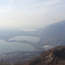 Vista dalla cima sui laghi di Annone, Pusiano e Oggiono