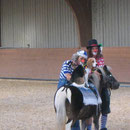 Martina und Simone mit Pony Griseldis und Hund Vico