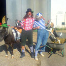 Martina und Simone mit Pony Griseldis und Hund Vico