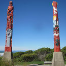 Maori-Pfaehle am Meer zwischen Opitiki und Whakatane