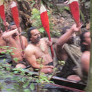 Maori-Krieger in einem Waka im Maori-Village Mitai