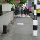 Schulkinder in ihren Uniformen