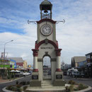Uhrturm an der Ortseinfahrt nach Hokitika