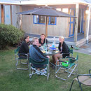 Wir beim Abendessen im Innenhof unseres Backpacker-Hostels