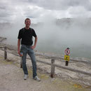 Saunafeeling vor dem 100 Grad-heissen Thermalwassersee im Wai-O-Tapu-Wonderland nahe Rotorua