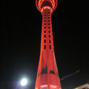 Der beleuchtete Sky Tower in Auckland