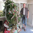 Ich am Christmas Day neben unserem Weihnachtsbaum (in kurzer Kleidung!)