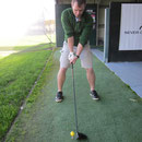Tobias waehrend seiner Golf-Stunde auf der Driving-Ranch II