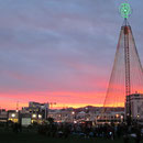 Lichterketten-Weihnachtsbaum mit Sonnenuntergang