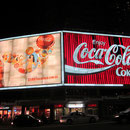 Riesige Coca-Cola-Leuchtreklame in Kings Cross