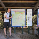Geschafft! Ich vor der Wanderkarte des 20 km langen Wanderwegs