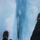 Ueber einem Spalt im Eis des Franz Josef-Gletschers