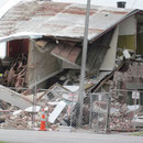 Ein vom Erdbeben eingestuerztes Wohnhaus in Christchurch