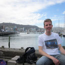 Ich im Hafen von Wellington und im Hintergrund die Skyline von selbiger