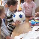James beim Auspacken der Geschenke mit unserem Fussball