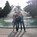 Sabine, ich und Marlene vor dem Springbrunnen im Botanischen Garten
