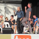 Hypnotisierter Freiwilliger auf der Easter Show (Er denkt, er sei ein Rockstar bei einem Konzert! ;-))