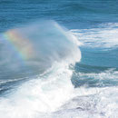 Regenbogen in einer spruehenden Welle