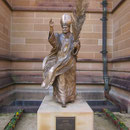 Papst Johannes Paul II-Statue neben der Kathedrale St. Mary's