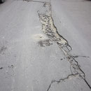 Erdbebenrisse in einer Strasse in Christchurch