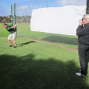 Tobias waehrend seiner Golf-Stunde auf der Driving-Ranch I