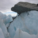 Felsbrocken auf dem Eis des Franz Josef-Gletschers