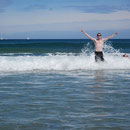 Beim Wellen springen bzw. schwimmen im Meer