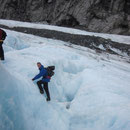 Auf einer Treppe aus einer Schlucht im Eis des Franz Josef-Gletschers