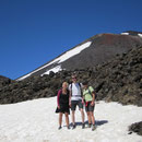 Susi, ich und Sabine in einem Schneefeld nahe des Kraters