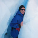 In einem schmalen Spalt im Eis des Franz Josef-Gletschers