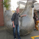 Ein ueberdimensionales Metallhuhn auf der Easter Show