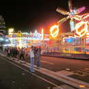 Beleuchtete Fahrgeschaefte bei Nacht auf der Easter Show