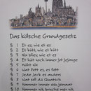 "Das koelsche Grundgesetz" haengt im Aufenthaltsraum meiner Sprachschule an der Wand