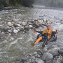 Ich im Reifen in einer Fluss-Stromschnelle
