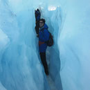 In einem schmalen Durchgang im Eis des Franz Josef-Gletschers