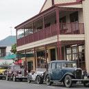 Oldtimer vor einem historischen Gebaeude in Coromandel