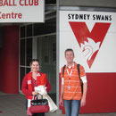 Mit Rachel vor dem Swans-Wappen