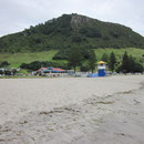 Blick vom Strand auf Mt. Manganui