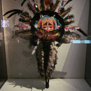 Ureinwohner-Haeuptlings-Federschmuck im Australian Museum in Sydney