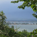Eine halbe Stunde vor Ermatingen, wo meine 4. Etappe endet, ein fantastischer Blick auf den Beginn der Insel Reichenau (und auf die Gewitterstimmung...)
