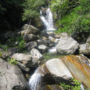 Eine halbe Stunde später treffen wir auf diesen zweigeteilten Wasserfall.