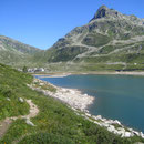 Der See hat weniger Wasser als vor zwei Jahren. Wir wandern auf der rechten Seeseite und schauen nochmals zurück auf Monte Spluga.