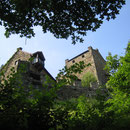 Der Weg geht zünftig bergauf. Etwas in der Höhe steht die Burg Ehrenfels, eine Jugendherberge für Gruppen.