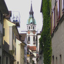 Durchs Mittelgässlein zeigt sich der Turm der katholischen Kirche Frauenfeld. In Frauenfeld beginne ich die 9. Etappe.