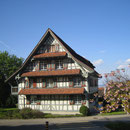 In Kesswil lohnt sich ein Abstecher bis zur Hauptstrasse hinauf. Hier schliesse ich die zweite Wanderetappe ab.