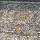 Mosaik vor der Kirche S. Nazaro e Celso in Bellano.