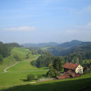 Der Weg führt über die Hügel und der Blick schweift immer wieder weit über das Tannzapfenland (so nennt sich dieser hinterste Zipfel des Hinterthurgaus).