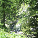 Wir sind ganz unten beim noch kleinen Flüsschen Liro angekommen und überqueren ihn ein erstes Mal. Er ist nun unser Begleiter bis nach Chiavenna.